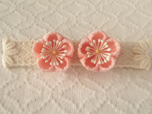 〈つまみ細工〉梅のピアス(サーモンピンク)の画像1枚目