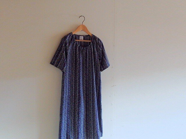 【SALE】Aラインワンピース 半袖 ラインフラワーネイビーの画像1枚目