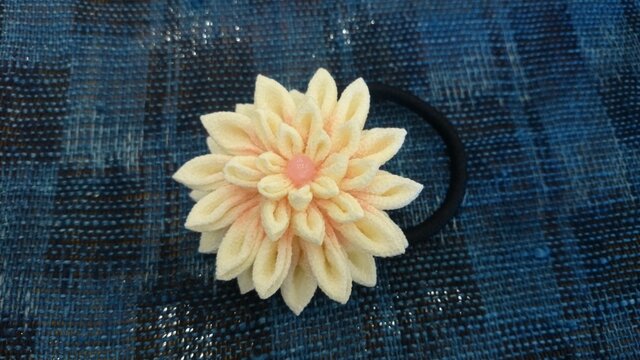 つまみ細工のゴムの画像1枚目