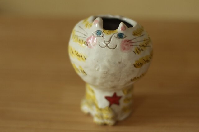 ”わけあり”粉引きねこの花入れ。の画像1枚目