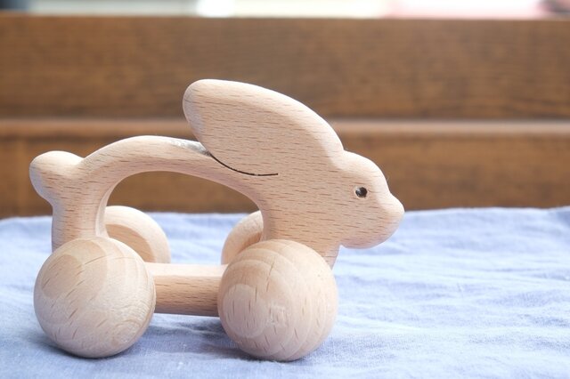 丸いタイヤの動物カー うさぎの画像1枚目