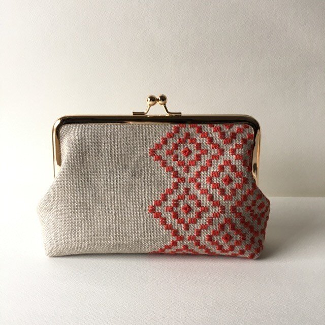 赤い幾何学模様 - 18㎝リネンガマ口ポーチ