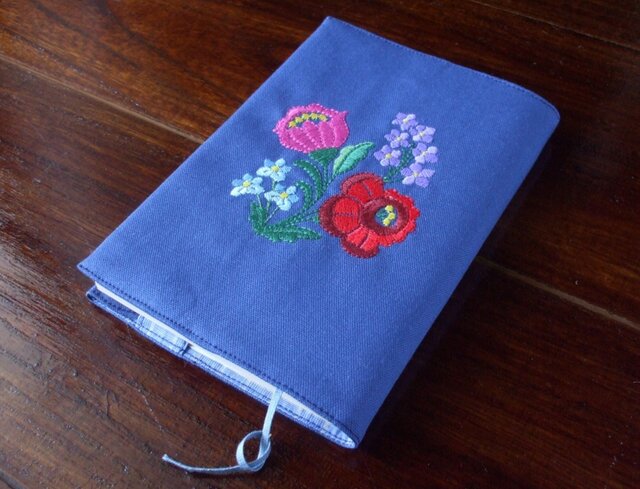 多色花刺繍の文庫本ブックカバー 青の画像1枚目