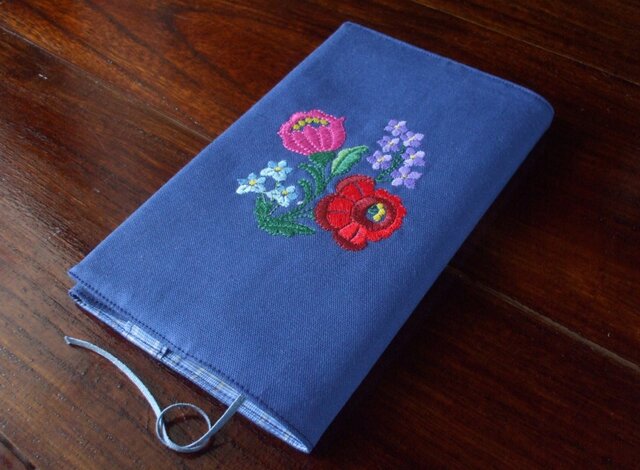 多色花刺繍の新書ブックカバー 青 | iichi 日々の暮らしを