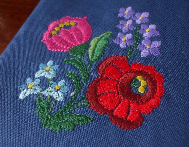 多色花刺繍の新書ブックカバー 青 | iichi 日々の暮らしを心地よくする