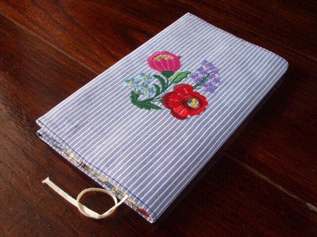 多色花刺繍の新書ブックカバー 青ストライプの画像1枚目