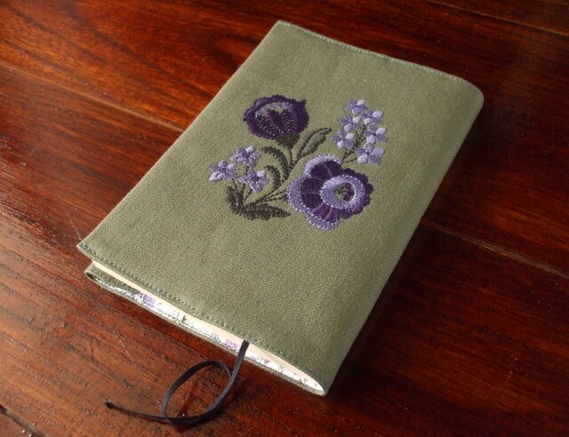 難あり◆紫花刺繍の文庫本ブックカバー グリーンの画像1枚目