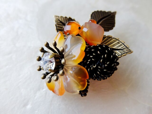 【SOLD】夕焼け色カーネリアンの花束ブローチの画像1枚目