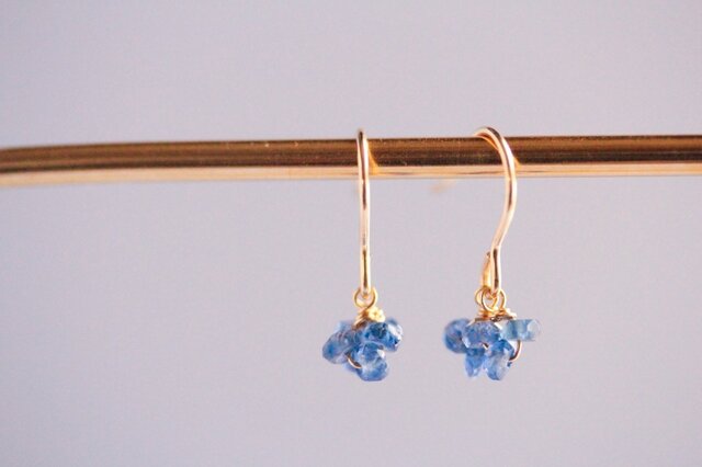 blue mini earringsの画像1枚目