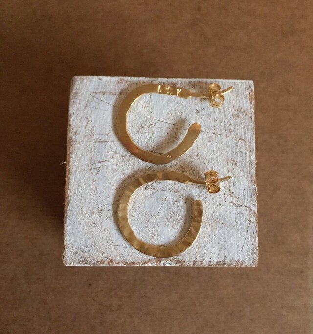 小さなリングピアス gold colorの画像1枚目