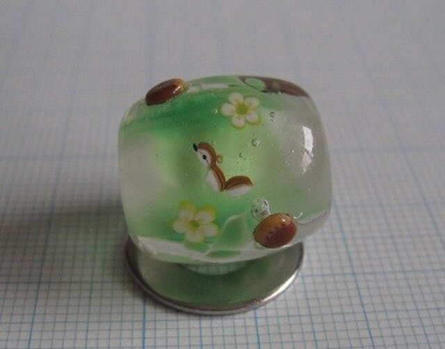 とんぼ玉 リスとどんぐりの画像1枚目