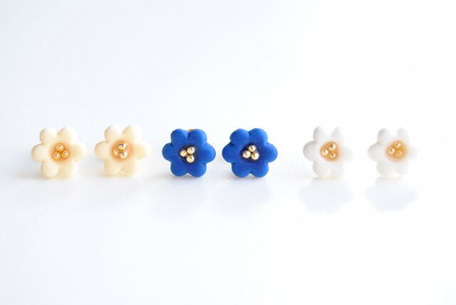 小さなお花のお散歩ピアス/ノンホール | iichi 日々の暮らしを心地よく