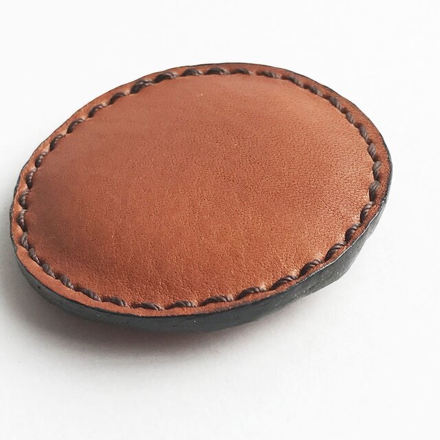 イタリアンレザーのブローチ まる | iichi 日々の暮らしを心地よくする