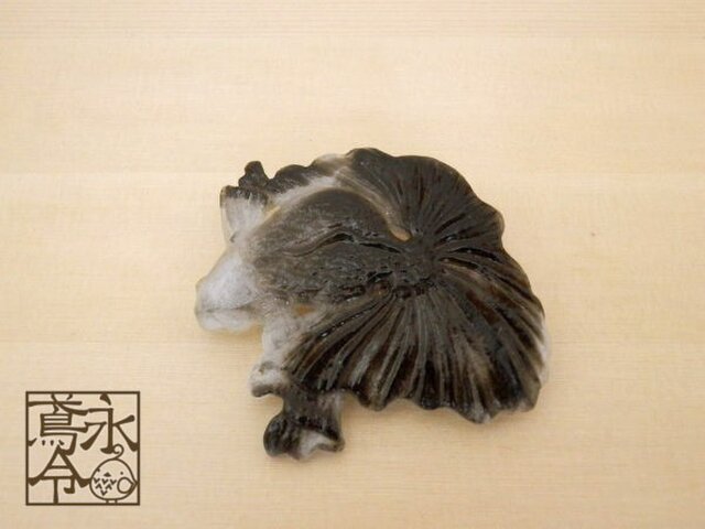 ブローチ 透明に黒色金魚の画像1枚目