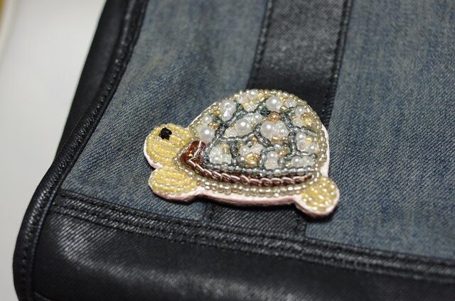 小金持ちかめさんブローチの画像1枚目