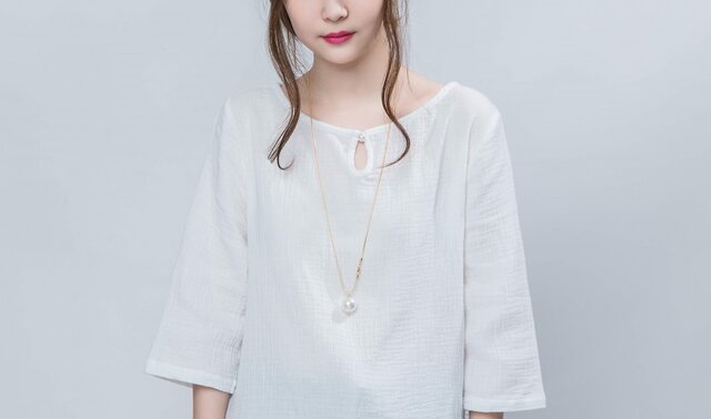 美しい淡水パールボタンブラウスの画像1枚目