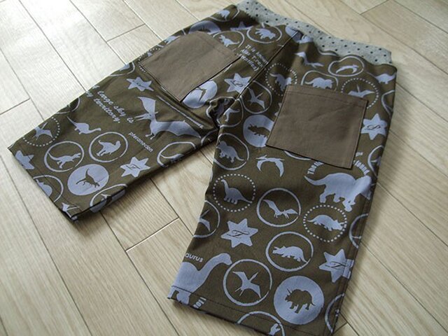 size120cmルーズハーフストレッチパンツ(恐竜)の画像1枚目