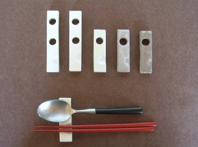 スプーンレスト兼はし置き 陶器二本用の画像1枚目