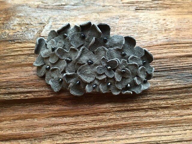 革花のバレッタ(黒花芯付き) 金具6cm グレーの画像1枚目