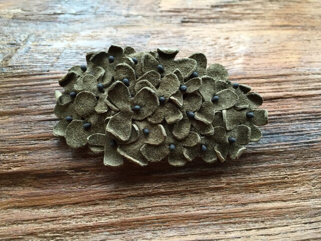 革花のバレッタ(黒花芯付き) 金具6cm オリーブの画像1枚目