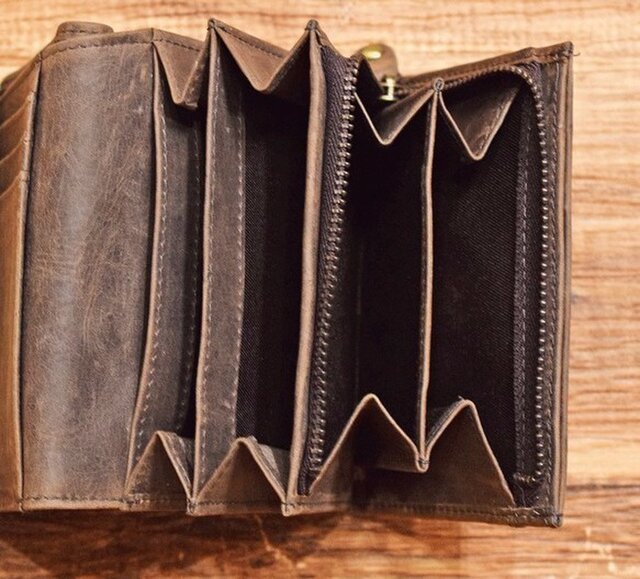 オールレザーで仕上げたシンプルで上質な二つ折り財布 【ブラック】 名 ...