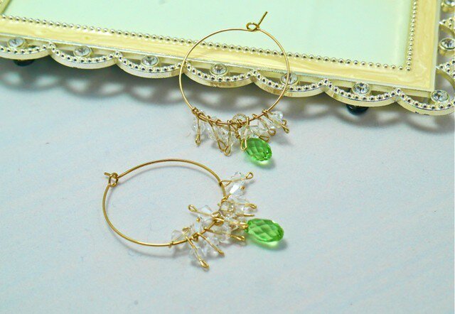 SWAROVSKI ペリドットのフープピアスの画像1枚目