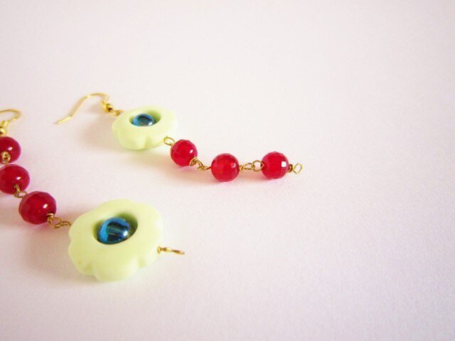 アシンメトリー 黄色いお花の ピアス/イヤリングの画像1枚目