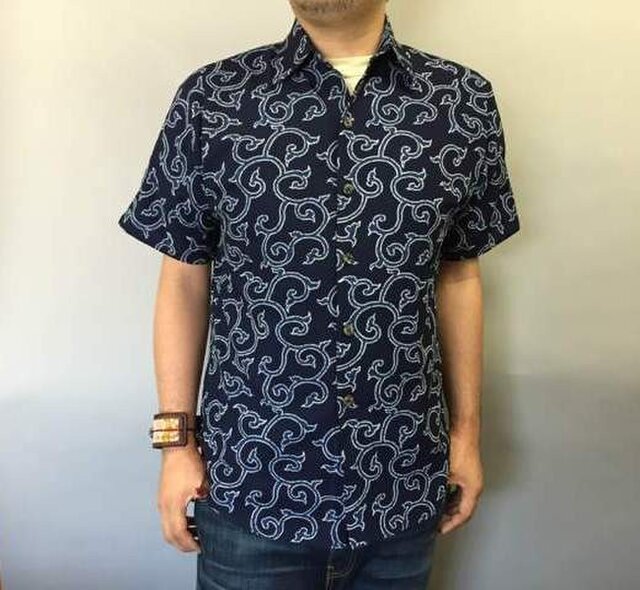 吉兆藍木綿シャツ(中唐草模様)の画像1枚目