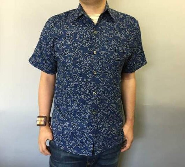 吉兆藍木綿シャツ(中唐草模様)薄藍の画像1枚目