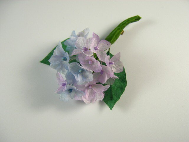 手染め布花 紫と青いアジサイ(紫陽花)のコサージュ | iichi 日々の暮らしを心地よくするハンドメイドやアンティークのマーケットプレイス