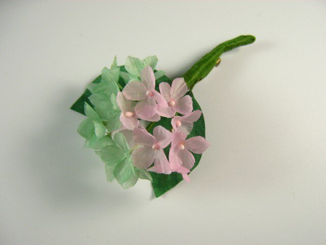 手染め布花 ピンクと緑 グリーンのアジサイ 紫陽花 のコサージュ Iichi ハンドメイド クラフト作品 手仕事品の通販