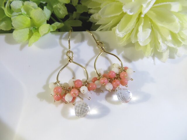Sold:クリスタル×白珊瑚×桃色珊瑚(染)の雫チャームピアスの画像1枚目