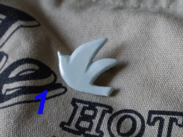 陶ブローチ-水色の鳥1の画像1枚目