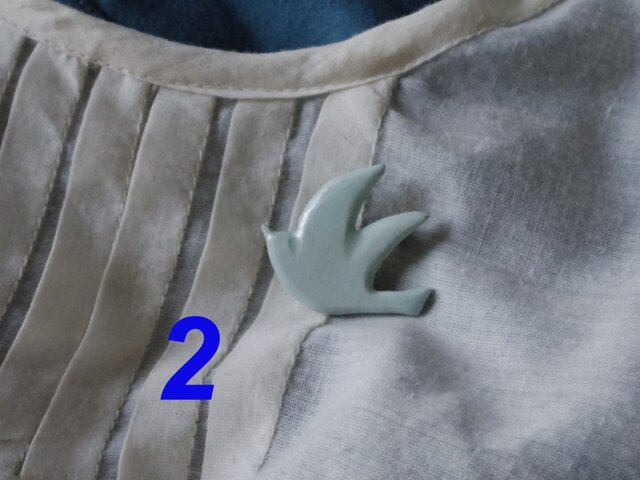 陶ブローチ-水色の鳥2の画像1枚目