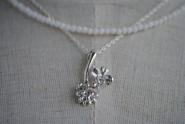 セット(白サンゴ)しろつめ草の花&四つ葉ネックレスの画像1枚目