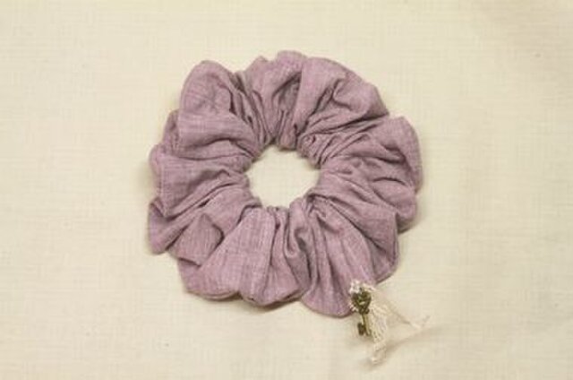 チャーム付きシュシュの画像1枚目