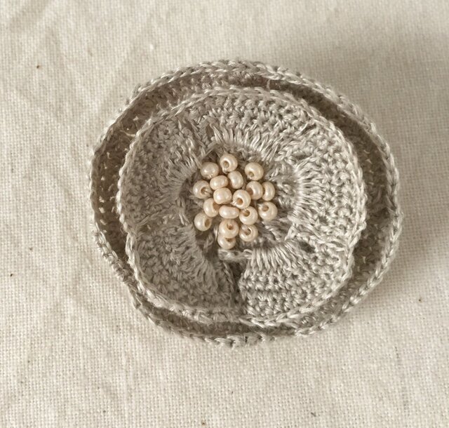 【受注生産】flower brooch C - ライトグレーの画像1枚目