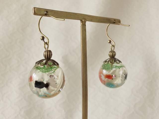 金魚鉢風のピアス(球) | iichi 日々の暮らしを心地よくする 