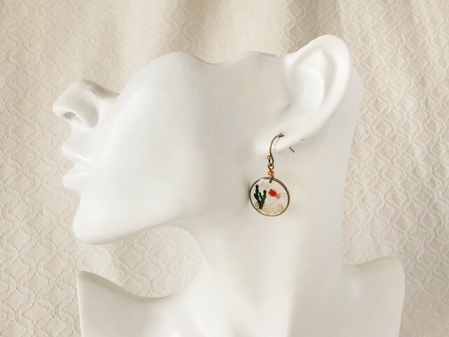 金魚鉢風のピアス(平面小・アシンメトリー) | iichi 日々の