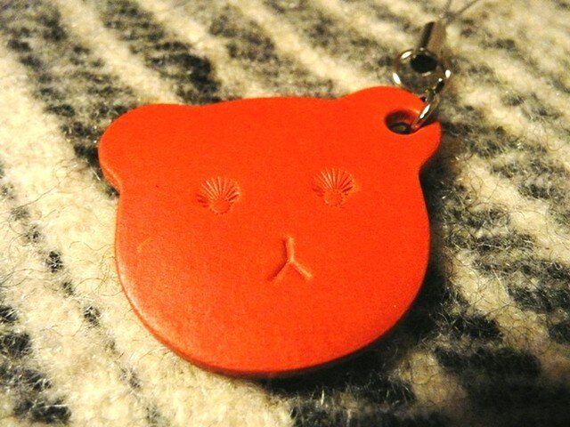 クマの顔が付いた!イタリア高級革ブッテーロ携帯クリーナーチャームの画像1枚目