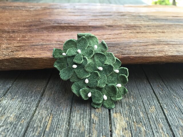 革花のスリーピン(花芯つき) タマゴサイズ グリーンの画像1枚目