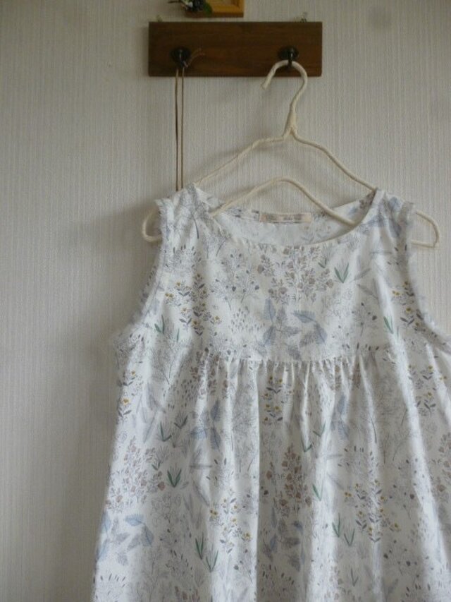 北欧調コットンのノースリーブ切り替えギャザーワンピ