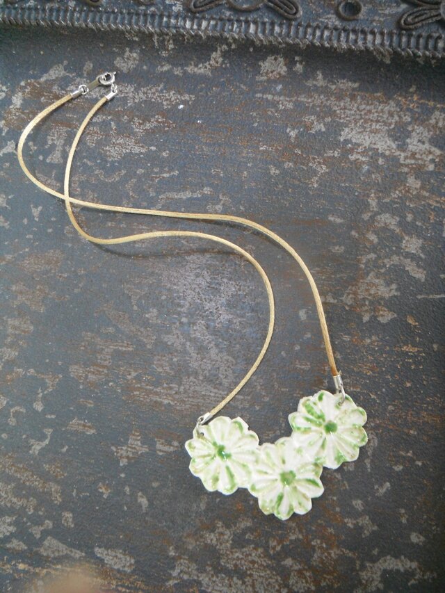 花のNecklace (green flower)の画像1枚目