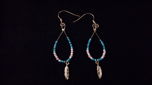 ターコイズ ナイロンコードピアス、フェザーパーツ付（イヤリングに