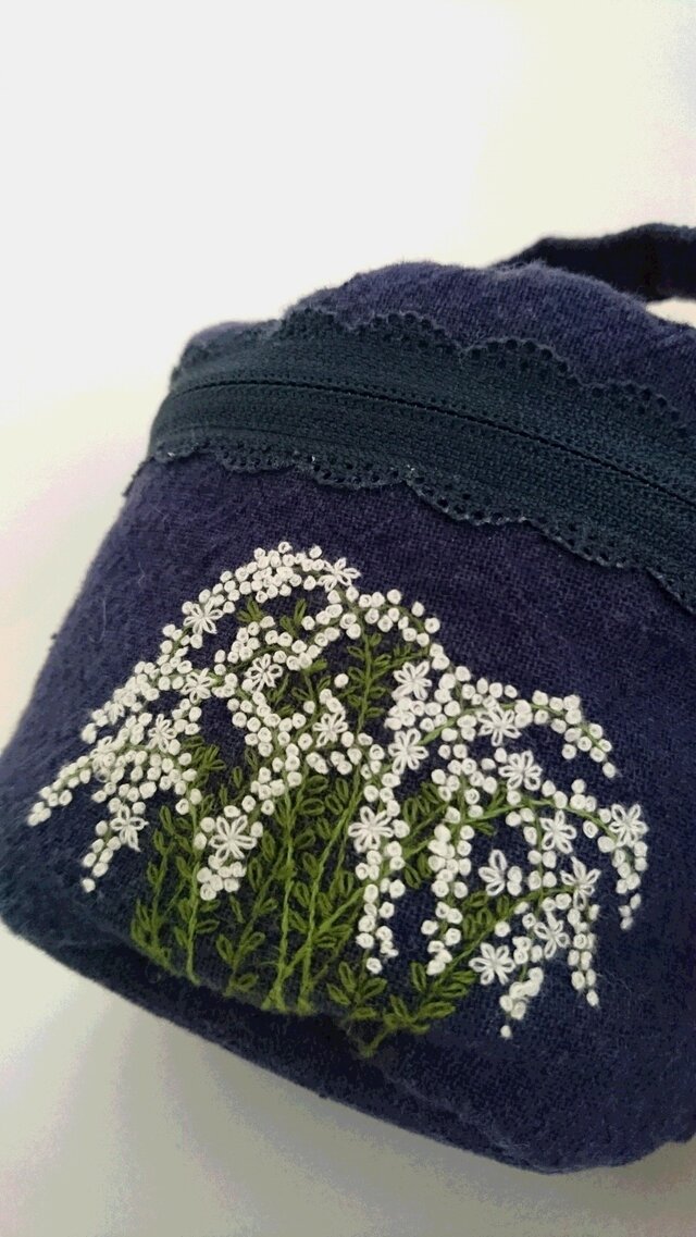 ユキヤナギ刺繍のまあるいポーチの画像1枚目