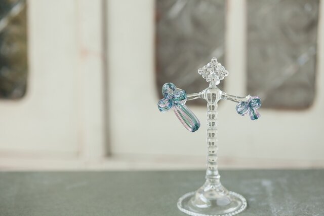 くるくるリボンアシンメトリーピアス グリーンミックス(シルバー925)の画像1枚目