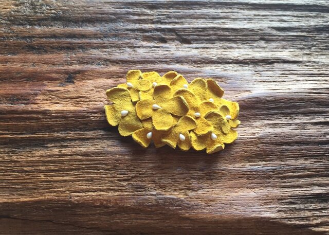 革花のスリーピン(花芯つき) タマゴサイズ カラシbの画像1枚目