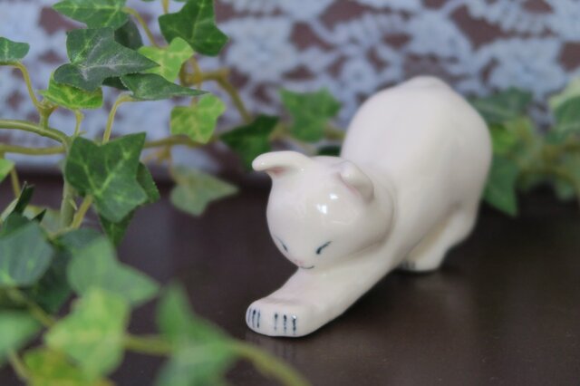 猫の置物 のびのび シロの画像1枚目