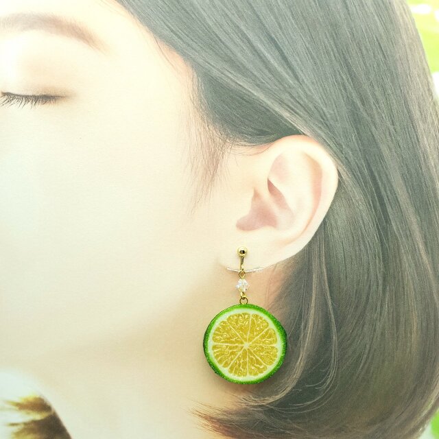 ライム（両面細工）小サイズ☆リアルな食品サンプルのフルーツイヤリング