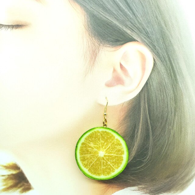 ライム（両面細工）大サイズ☆リアルな食品サンプルのフルーツピアス